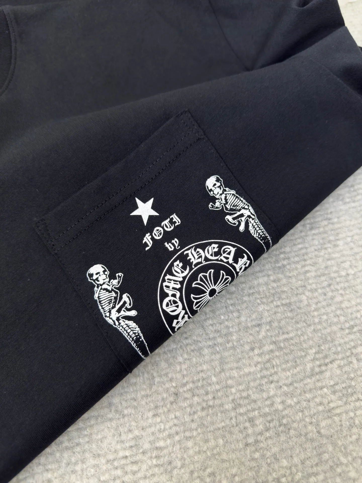 P240 Chrome Hearts/foti Lizard Man Family Portrait Short Sleeves Authentic Open Edition - Physical Counter - Top Luxury Quality 🆚 Instant sale of all editions on the market. The fabric is made of 26 weave 200g cotton. The printing is made of hand glue printing. Customized accessories. Size S M L